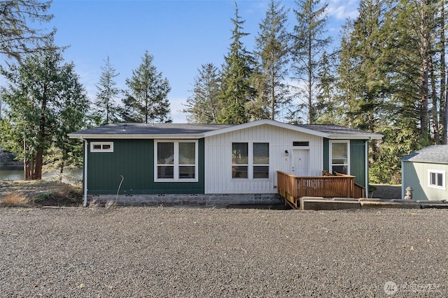 view of front of property featuring crawl space