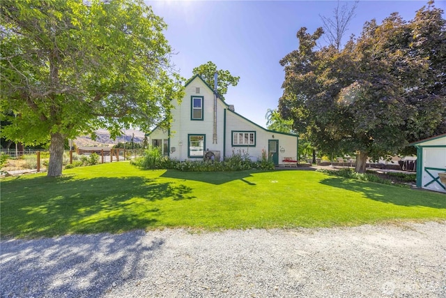 view of front facade featuring fence and a front lawn