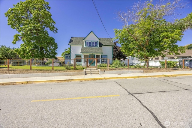 view of front of home featuring a fenced front yard