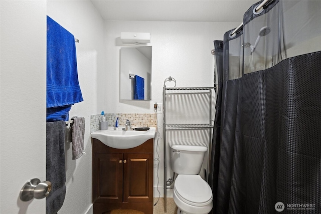 full bathroom featuring curtained shower, backsplash, vanity, and toilet