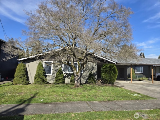 ranch-style home featuring driveway and a front lawn