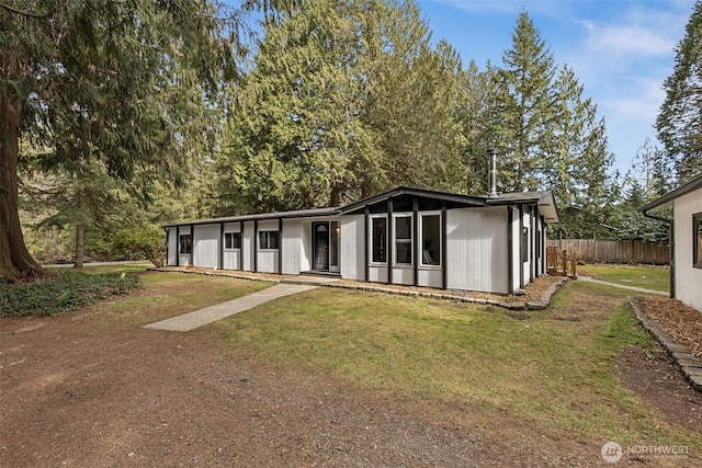 view of front of home featuring a front lawn and fence