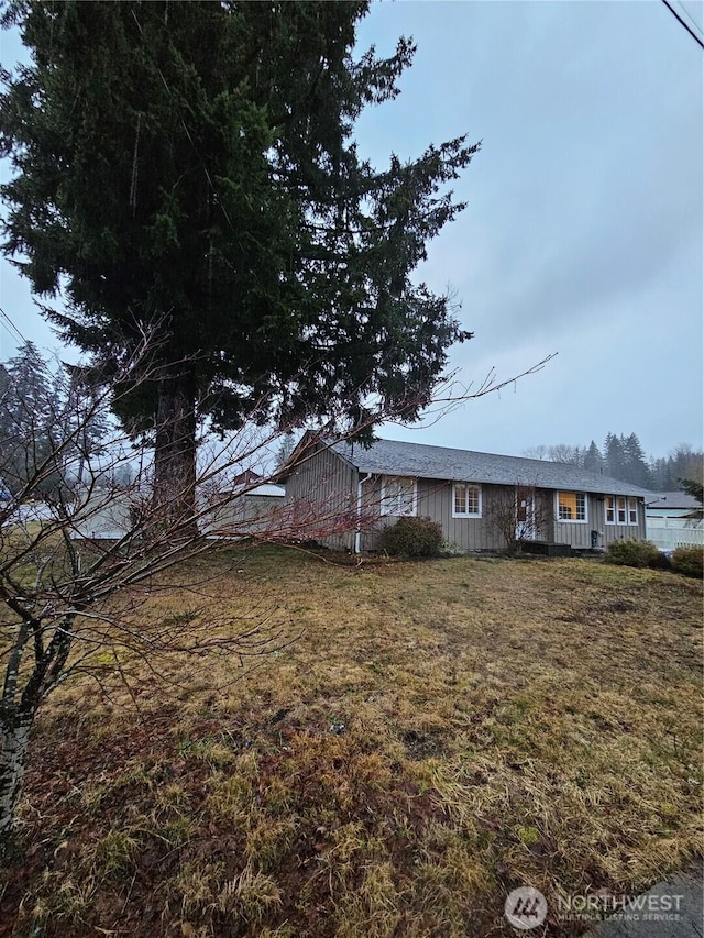 view of front of home featuring a front yard