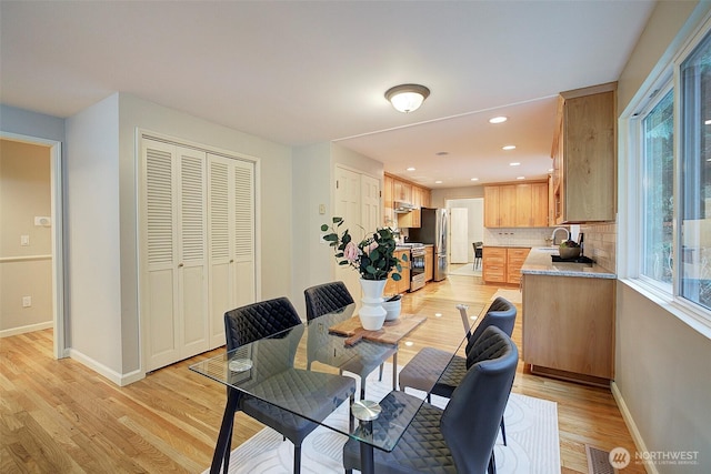 dining room with light wood finished floors, recessed lighting, visible vents, and baseboards