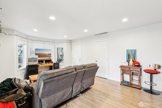 living area featuring recessed lighting, visible vents, baseboards, and wood finished floors