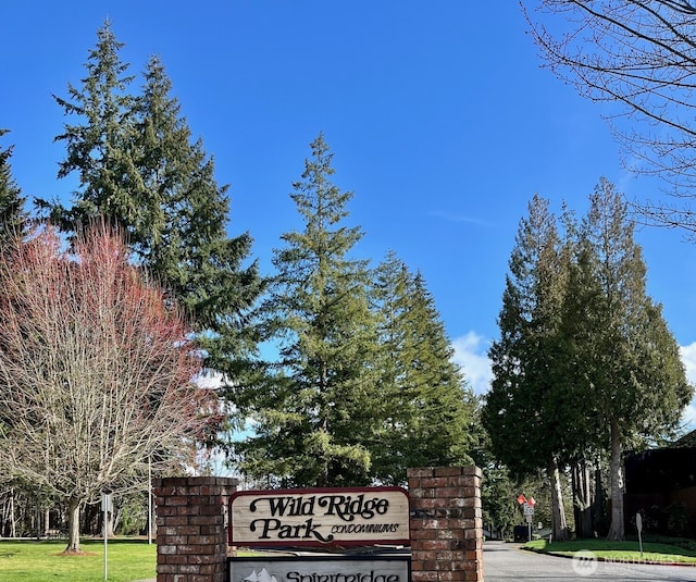 community sign with a lawn