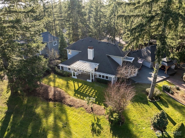 bird's eye view with a wooded view