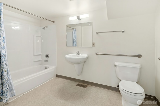 full bath featuring toilet, baseboards, visible vents, and shower / tub combo with curtain