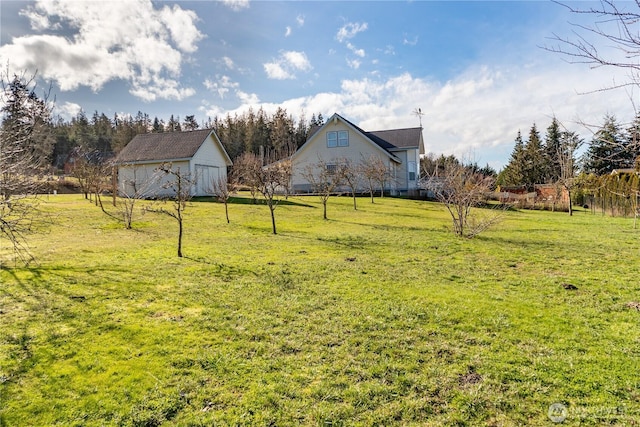 view of yard featuring an outbuilding