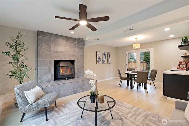 living area featuring recessed lighting, baseboards, visible vents, and light wood finished floors