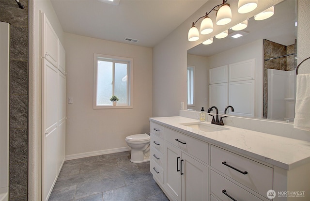 full bath with visible vents, baseboards, toilet, and vanity