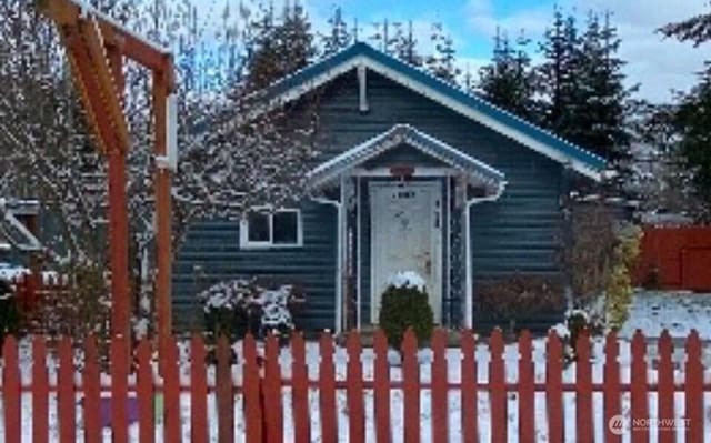 bungalow featuring a fenced front yard