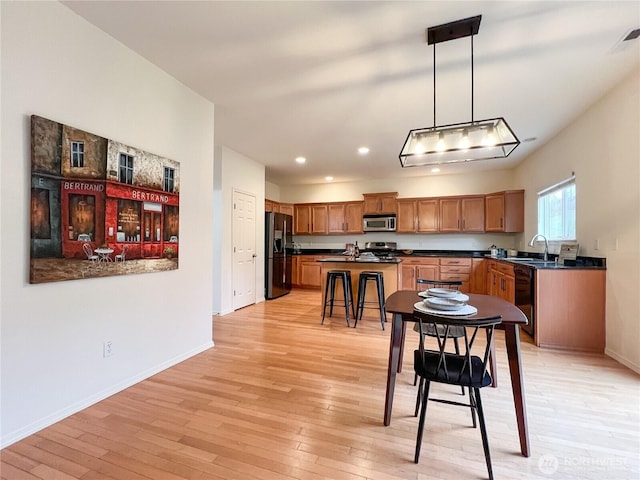 dining area featuring visible vents, recessed lighting, baseboards, and light wood finished floors