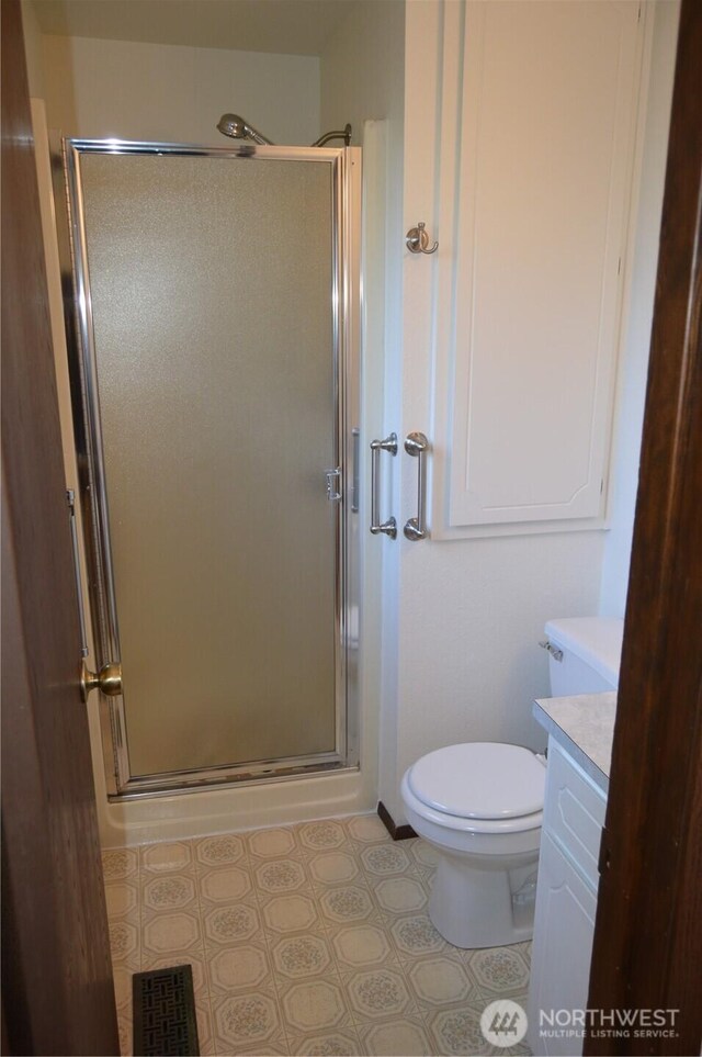 full bath featuring visible vents, toilet, a shower stall, and vanity