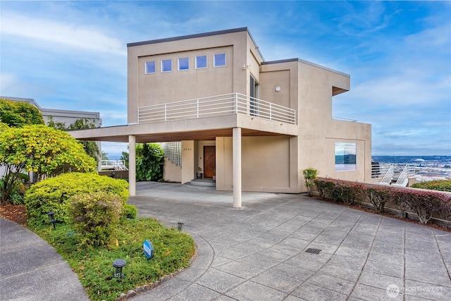 view of front of property featuring a balcony and stucco siding