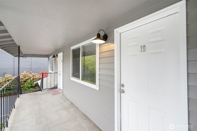 entrance to property featuring covered porch