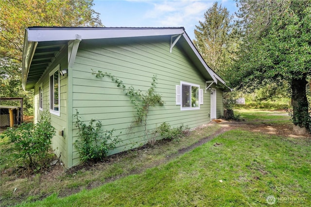 view of side of property featuring a lawn