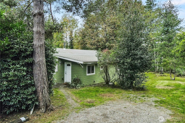 view of front facade with driveway and a front yard