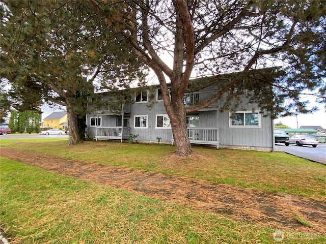 view of front of house with a front lawn