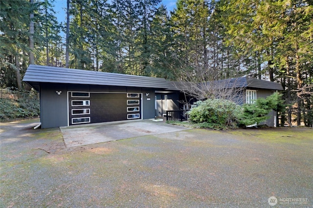 view of front of property featuring a garage and driveway