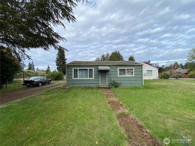 view of front of home featuring a front lawn