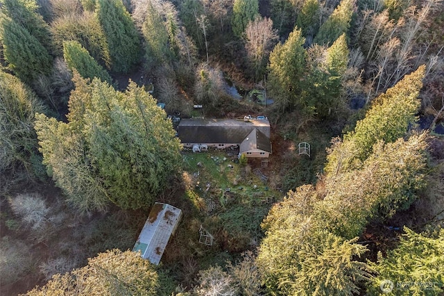 birds eye view of property featuring a wooded view