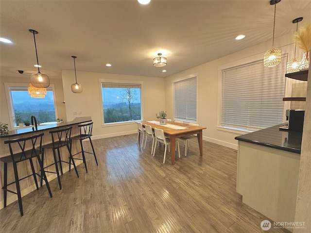 dining area featuring recessed lighting, dark wood-style flooring, and baseboards