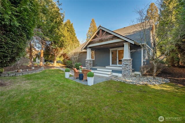 view of front of property featuring a front yard