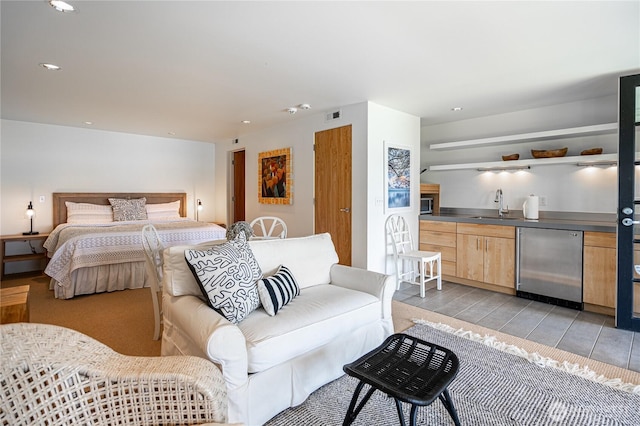 bedroom with wet bar, recessed lighting, visible vents, and a sink