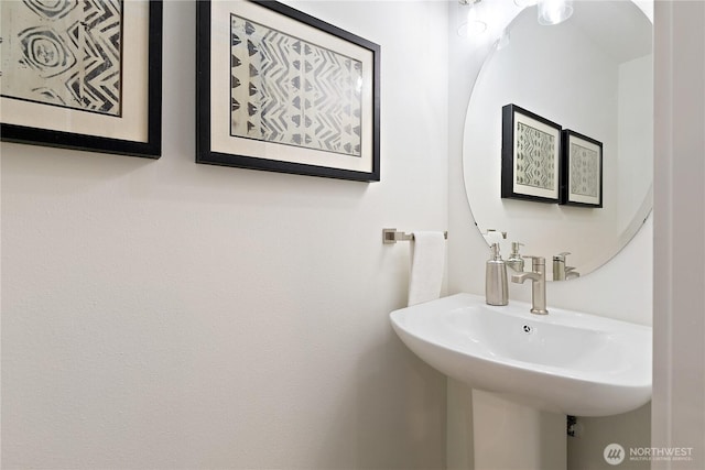 bathroom featuring a sink