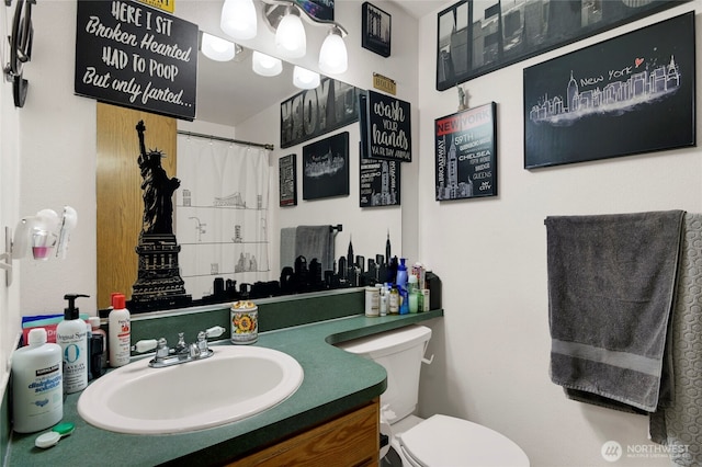 full bath with toilet, curtained shower, and vanity