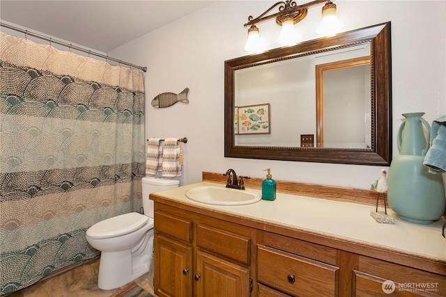 full bath featuring a shower with shower curtain, vanity, and toilet