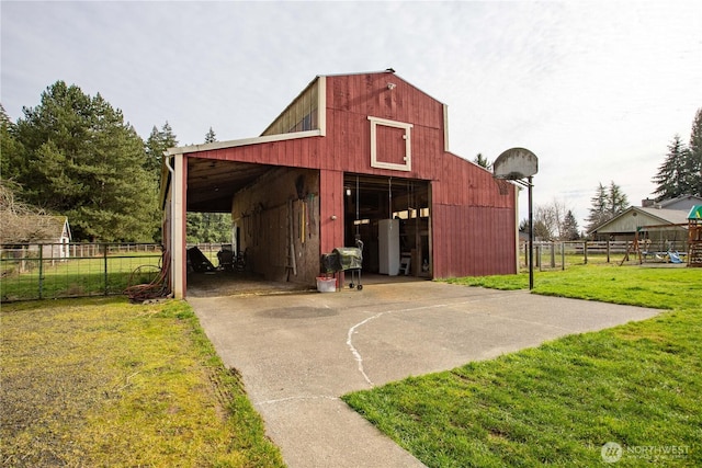 view of outdoor structure featuring driveway and an outdoor structure