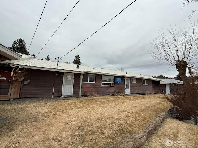 view of front of property with a front yard