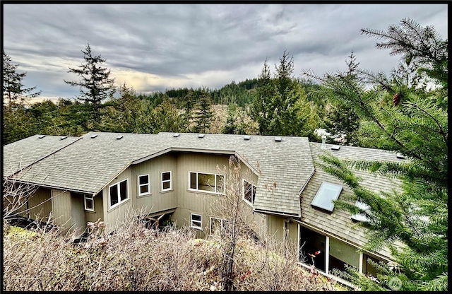 bird's eye view featuring a wooded view