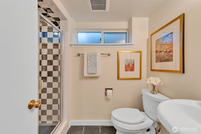 full bath with visible vents, toilet, a sink, a shower stall, and baseboards