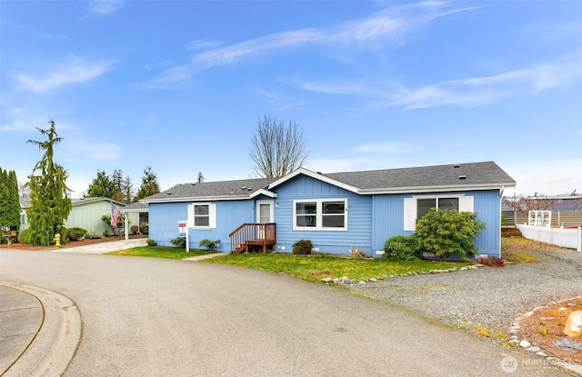 ranch-style home featuring a shingled roof