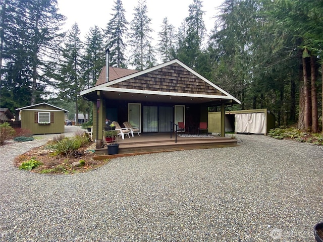 view of front of house with gravel driveway and an outdoor structure