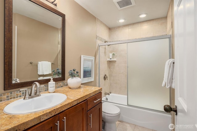 bathroom featuring visible vents, toilet, decorative backsplash, enclosed tub / shower combo, and vanity