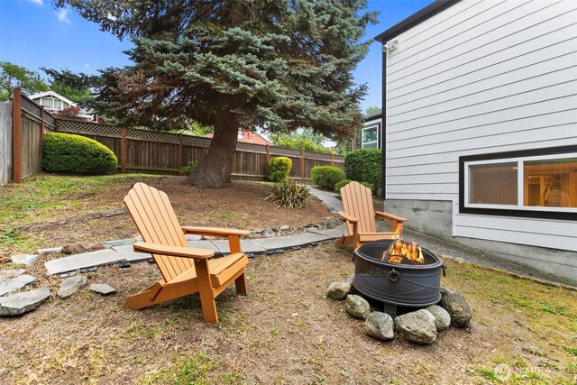 view of yard featuring a fenced backyard and an outdoor fire pit