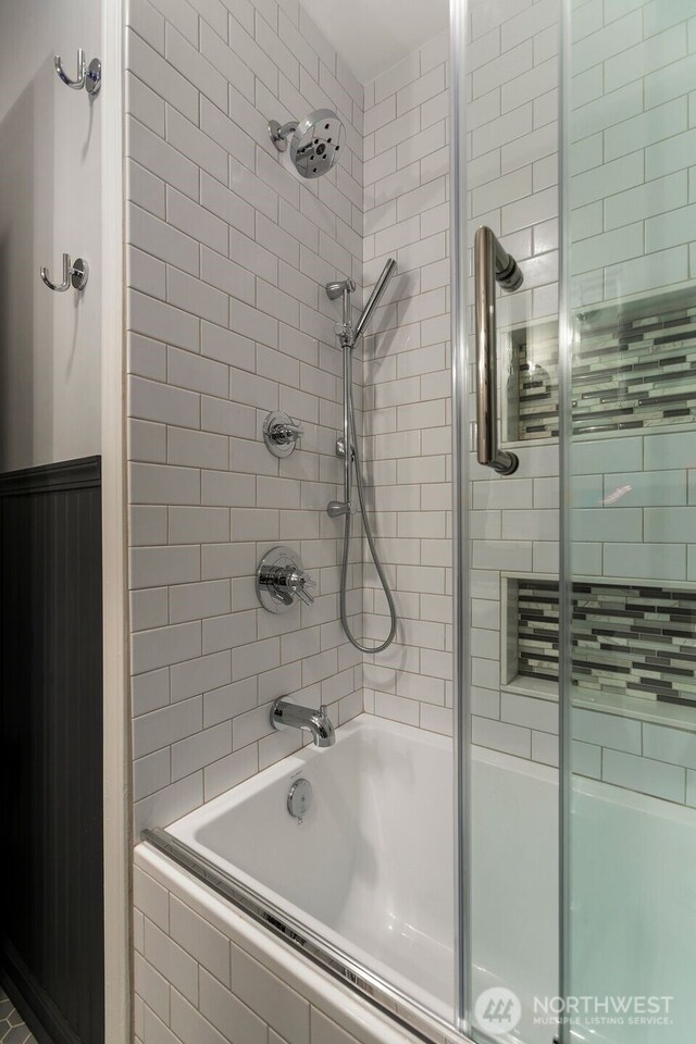 bathroom featuring tiled shower / bath