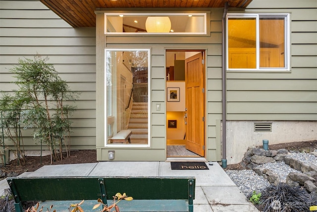 entrance to property featuring crawl space