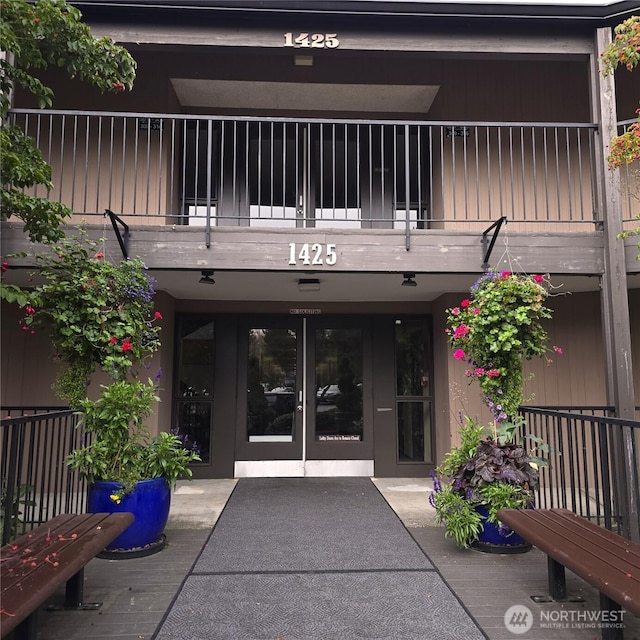 view of exterior entry featuring stucco siding