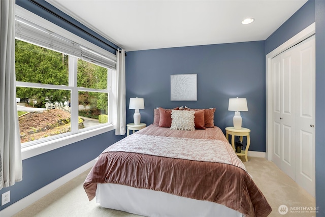 bedroom featuring carpet flooring, baseboards, and a closet