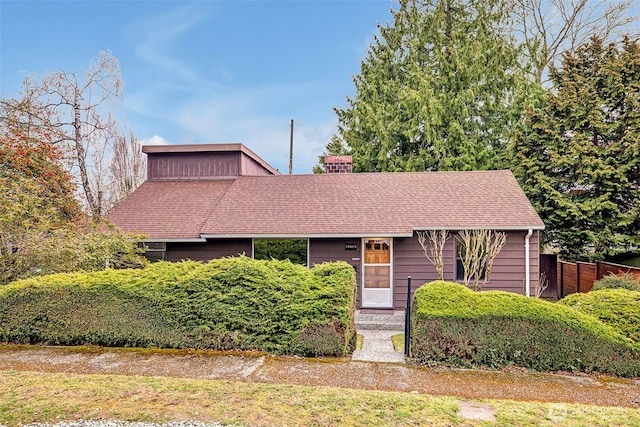 view of front of property featuring a shingled roof