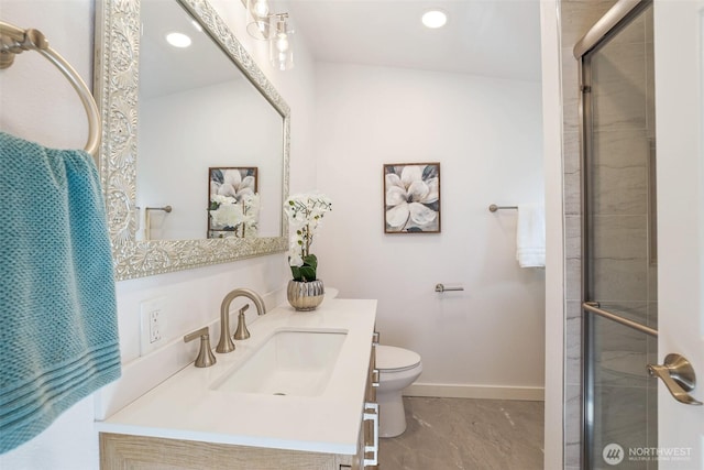 full bathroom featuring recessed lighting, toilet, vanity, tiled shower, and baseboards