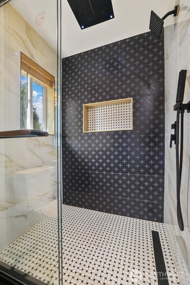 full bathroom featuring tiled shower