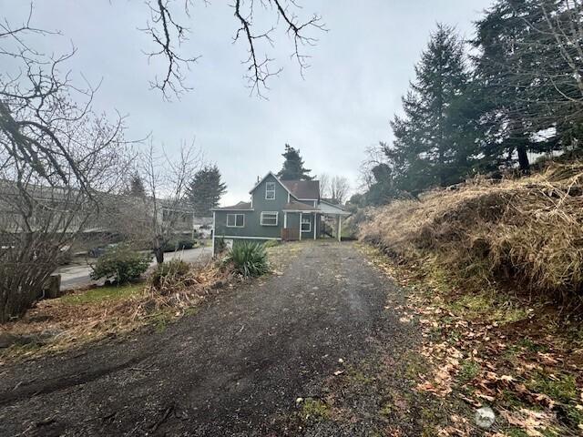 view of front of property with driveway