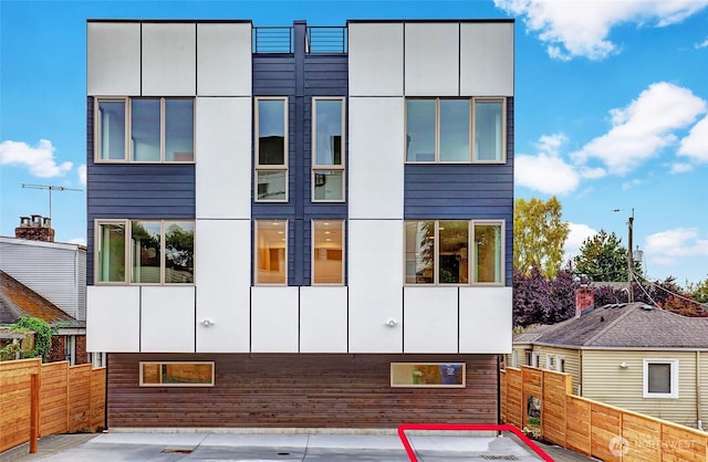 view of front of house featuring fence and stucco siding