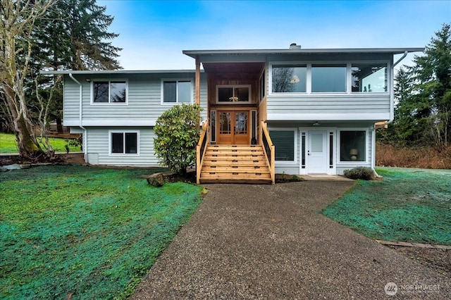 split foyer home with a front yard